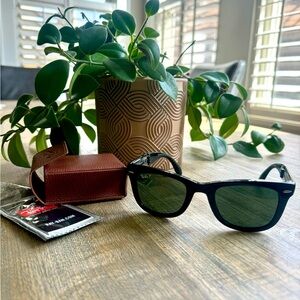 RAY-BAN  RB4105 Wayfarer Folding Classic Polarized Sunglasses